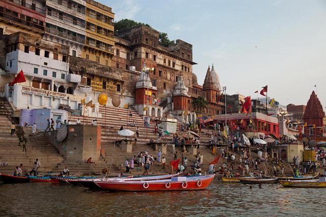 057 Varanasi, Ghats.jpg